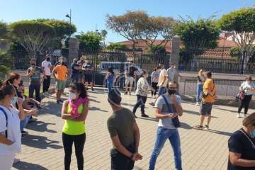 Protesta de los trabajadores del Paco Artiles y encuentro al aire libre con el alcalde en Arnao/TA.